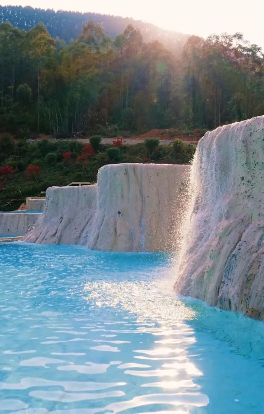 邂逅十万大山中的马尔代夫蓝