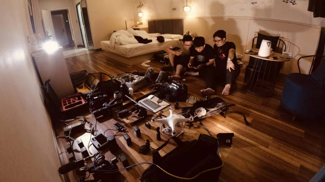 摄制组整理众多的拍摄设备