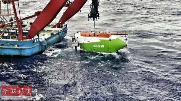 资料图片：“探索一号”科考船回收“奋斗者”号潜水器。(杨宁军 摄)