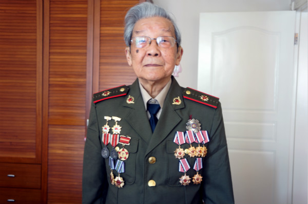 图说:戴着奖章的任红举精神矍铄