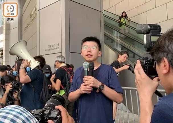 黄之峰他们三个都判了 周庭当庭痛哭|香港_新浪军事_新浪网