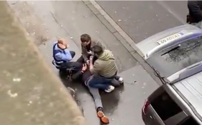 德国汽车冲撞行人致5人死亡，父亲和婴儿同丧生，凶手“以车为家”休闲区蓝鸢梦想 - Www.slyday.coM