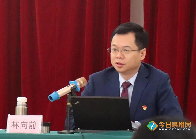 泉州农商银行董事长林向前在开班仪式上讲话与此同时,林向前充分肯定