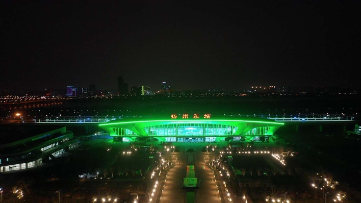 扬州东站站房景观灯和站前广场喷泉试运行