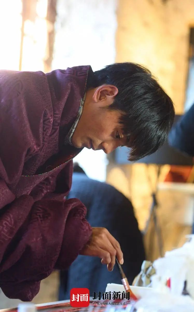 理塘旅游大使丁真开始营业!他唱了一首情歌…|情歌_新浪新闻