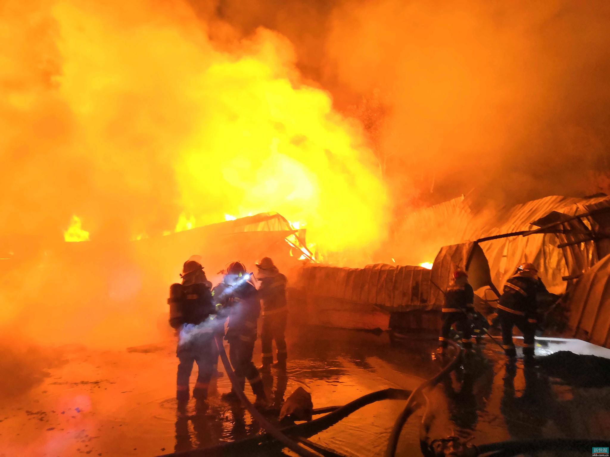 火光冲天!广东一厂房凌晨燃起熊熊大火 现已被扑灭