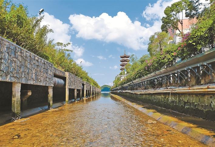 乘坐地铁8号线到沙头角喝早茶,中午去大,小梅沙晒日光浴,再到海滨栈道