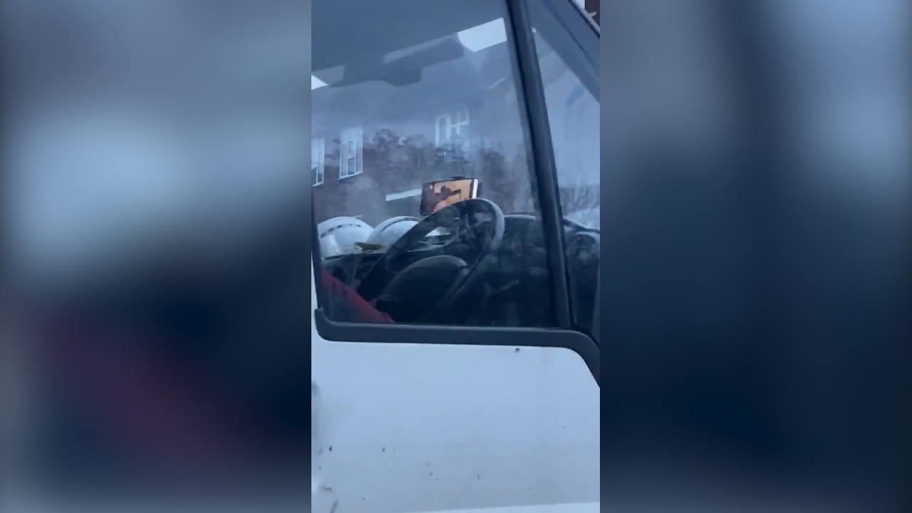 英国一名货车司机被拍到在高速上开车时用手机看电视剧休闲区蓝鸢梦想 - Www.slyday.coM