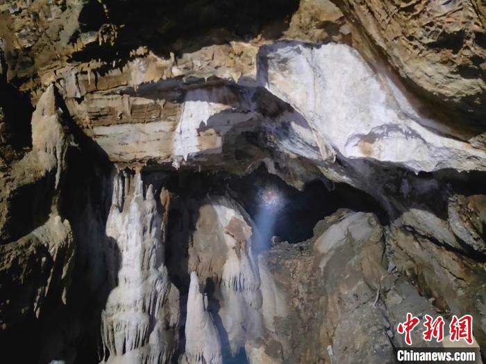 图为汪庄隧道隧底溶洞局部容貌.通讯员 李平辉 摄&nbsp