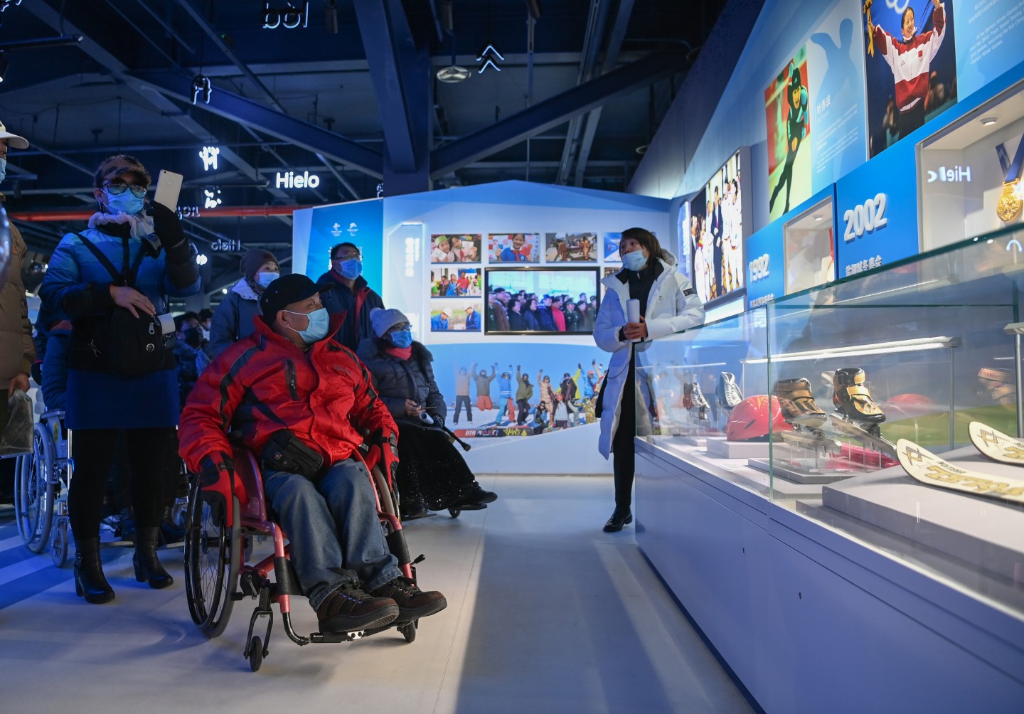 12月2日，来自北京市基层社区的残疾人及亲属参观北京冬奥会和冬残奥会展示中心。新京报记者 陶冉 摄