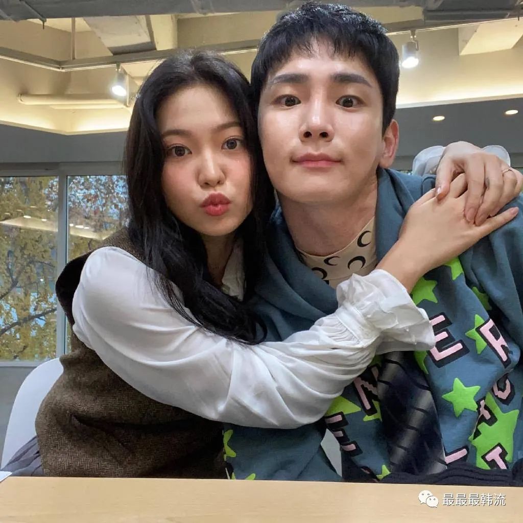 她和男艺人太亲密了?|亲密_新浪新闻