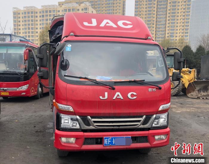 在现场,夫妻二人发现一辆安徽牌照的货车正准备离开,车上拉着许多猫.