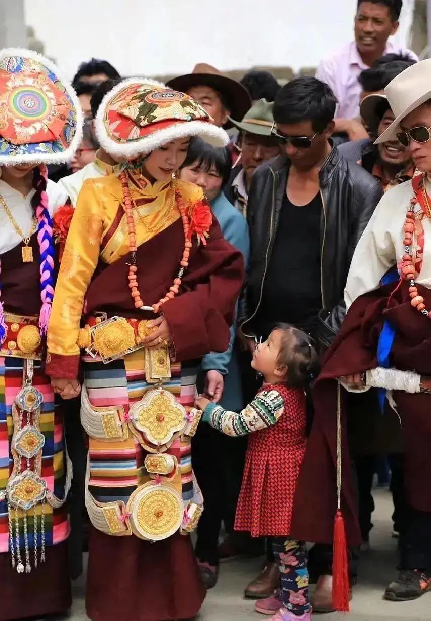 他为姑娘陆续写下了近15万字的情书,后来出版面世,书名就叫《康巴情书