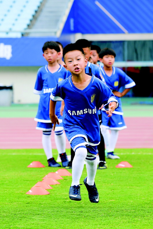 南京小球员学习足球基础技能。新华社记者李博摄