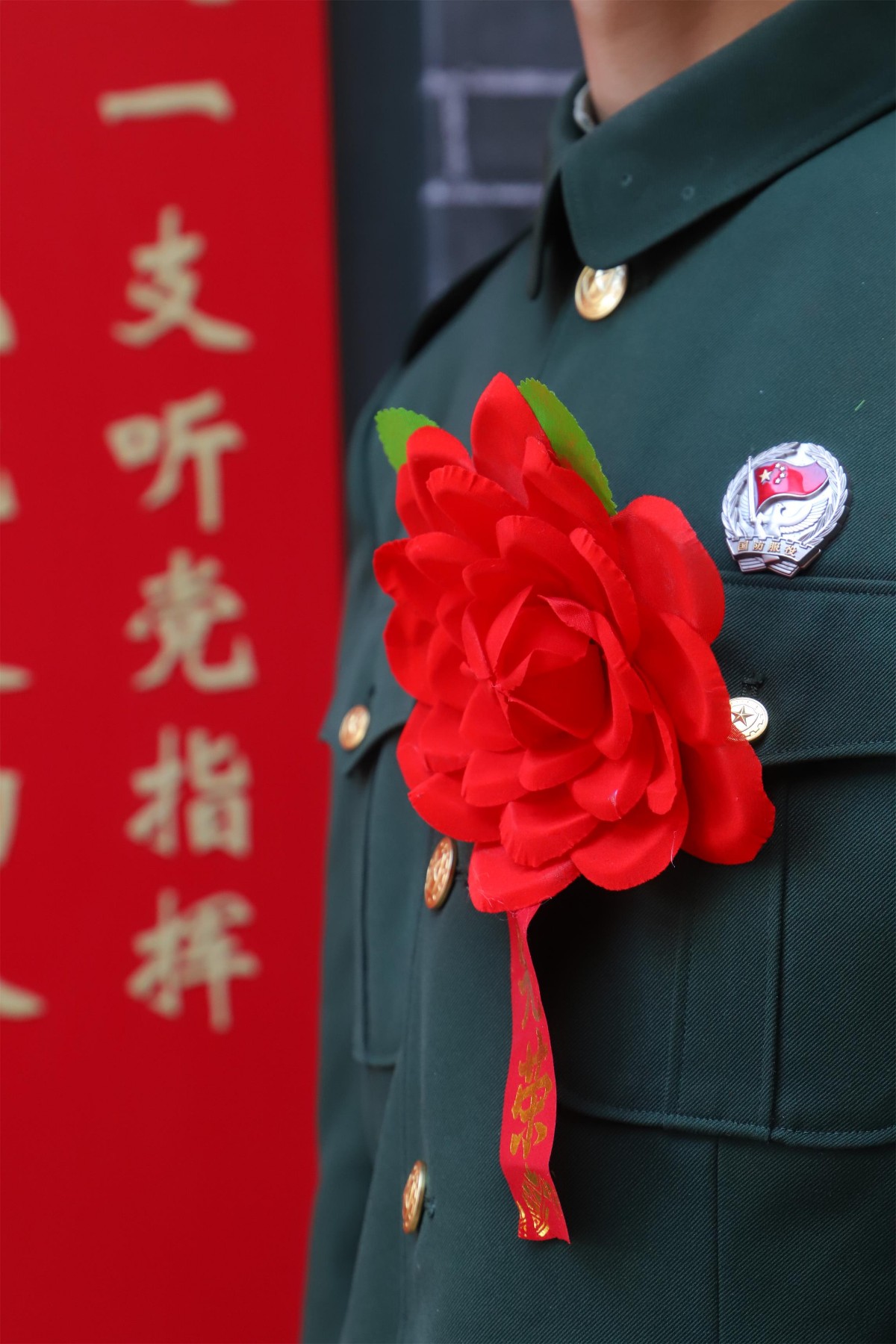 光荣转身退伍老兵敬上最后一个军礼