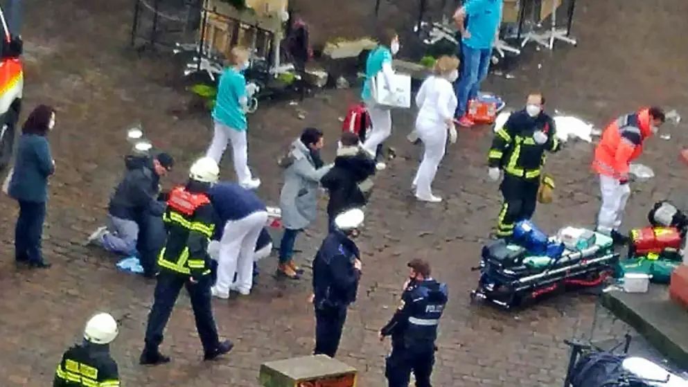 德国汽车冲撞行人致5人死亡，父亲和婴儿同丧生，凶手“以车为家”休闲区蓝鸢梦想 - Www.slyday.coM