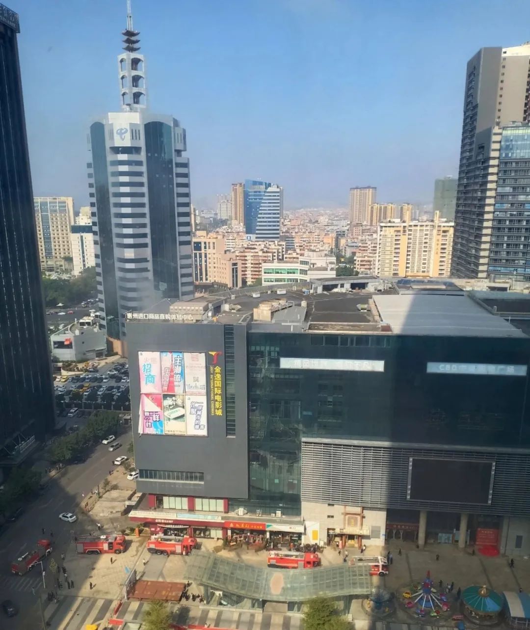 突发!江北万汇城有烟雾冒出,消防车已抵达现场