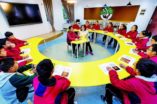 南京雨花台区板桥中学正在上课。