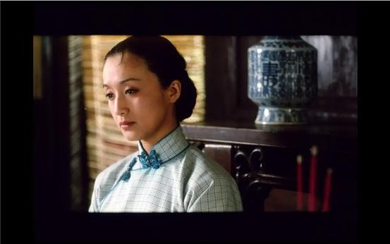 电影《大鸿米店》剧照众人都知晓疯妈妈的疯病,绍兴奶奶借"替你保管"