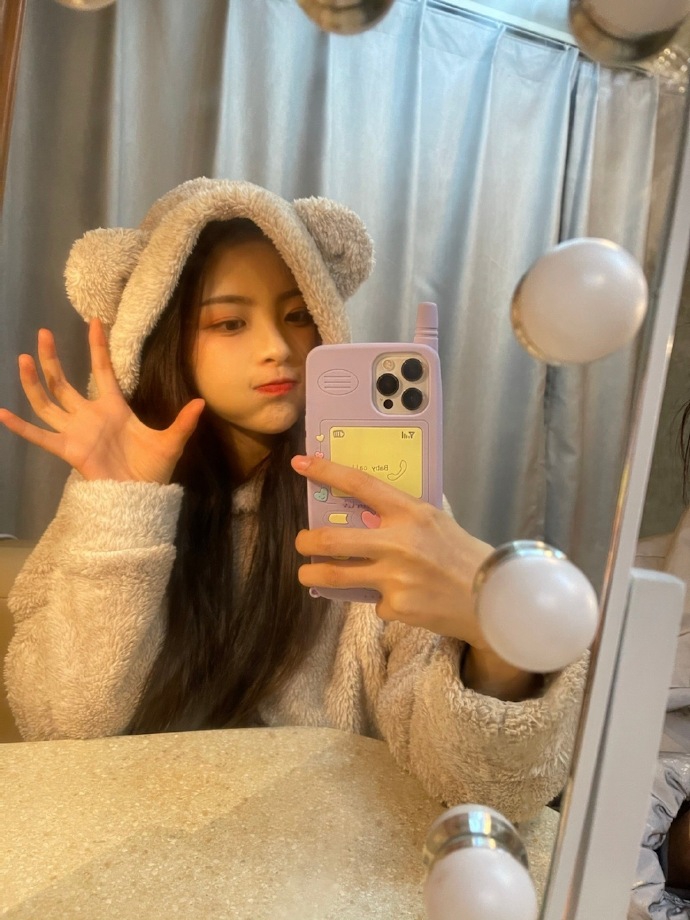 杨超越晒甜美收工对镜自拍