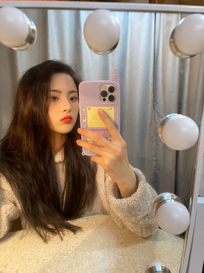 杨超越晒甜美收工对镜自拍