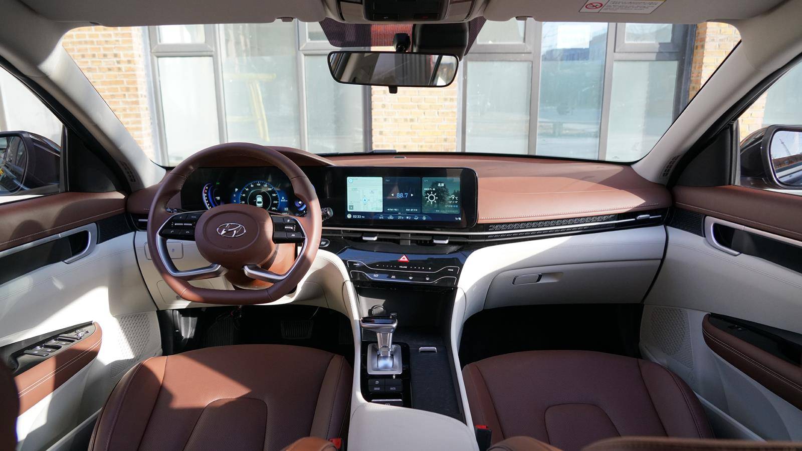 重心低了颜值高了内饰还配双连屏实拍北京现代全新一代名图