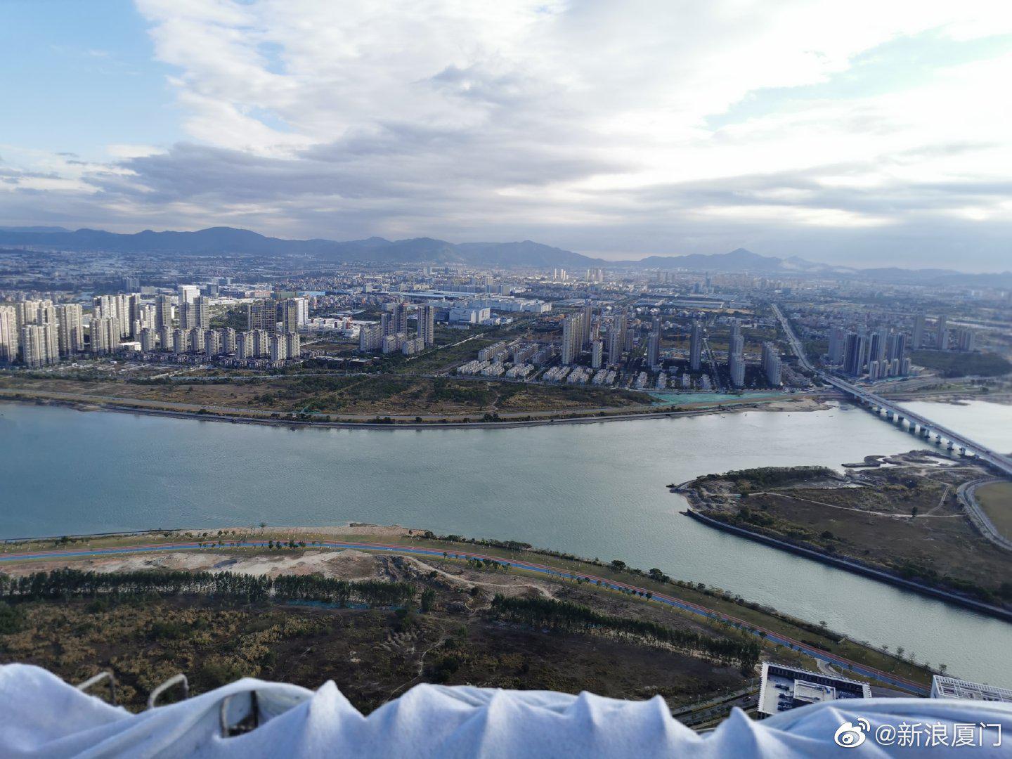 厦门岛外新地标,248米高楼今日封顶!