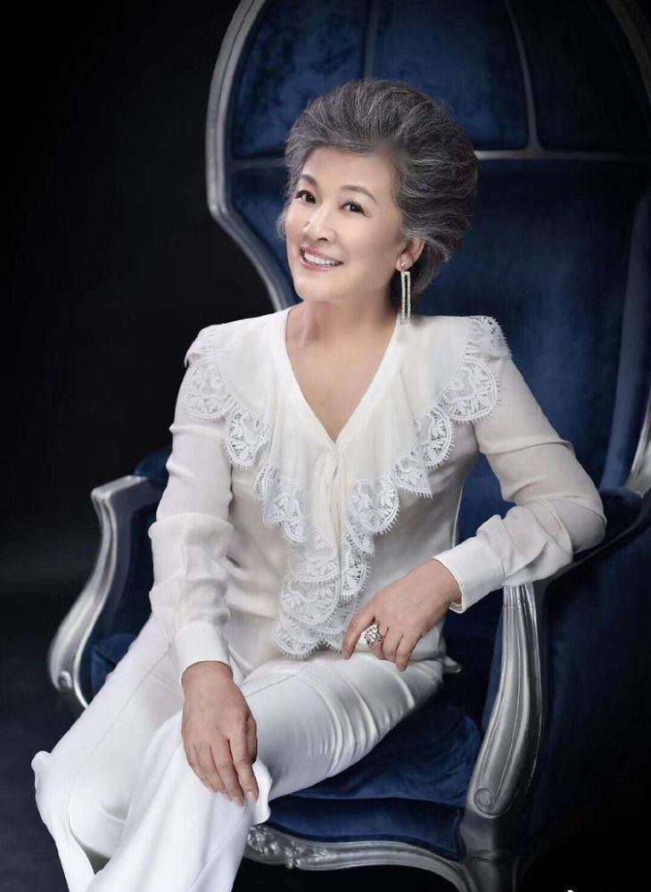 宋春丽白发苍苍了,还要打扮的漂亮,穿的年轻但气质优雅