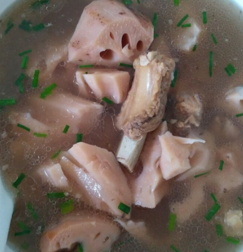 莲藕炖汤直接下锅就错了多数人不懂难怪藕汤发黑卖相差