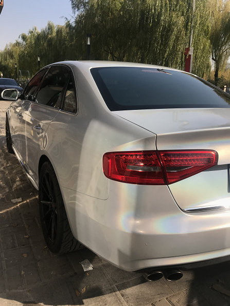 奥迪a4l改色七彩镭射白 这是专属的流金溢彩