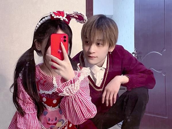 杨清柠深夜晒全家福高调告白王乐乐谁注意毛宸宸的动态心疼