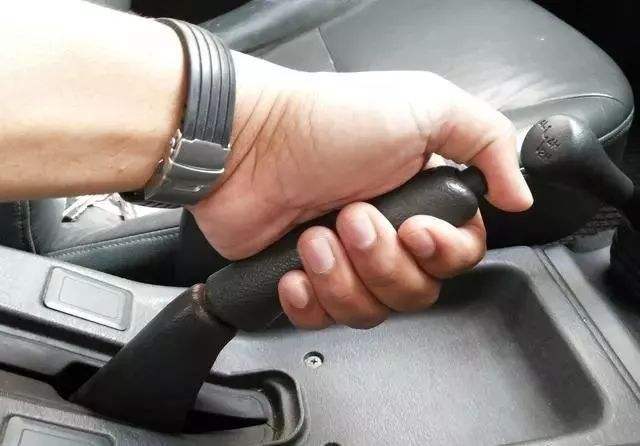 手动挡车半坡起步,不用手刹可以成功起步吗?