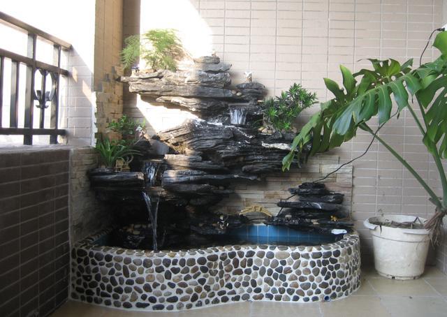 庭院里除了养花种草,还可以造个鱼池,每天逗鱼品茶,像世外桃源