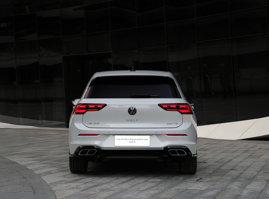 车尾部分,则采用了比较有运动感的设计风格,层次分明,与车头的设计相