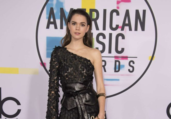 玛雅·米切尔休闲穿搭气质美,走路带风气场强大!