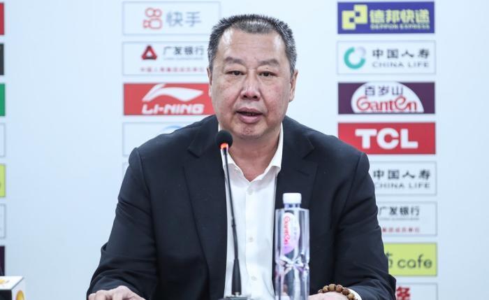 的劝说下,不情愿的愿意离开场地,随后是助理教练张斌代替吴庆龙执教