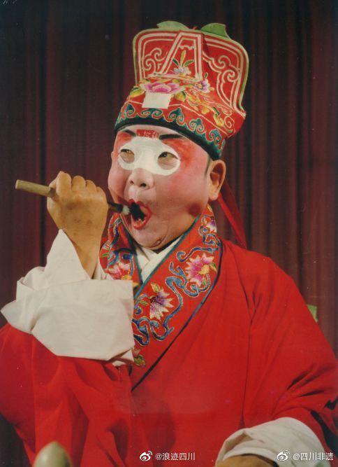 一堂歌舞一堂星,灯有戏文戏有灯.庭前庭后灯弦调,满座捧腹妙趣生