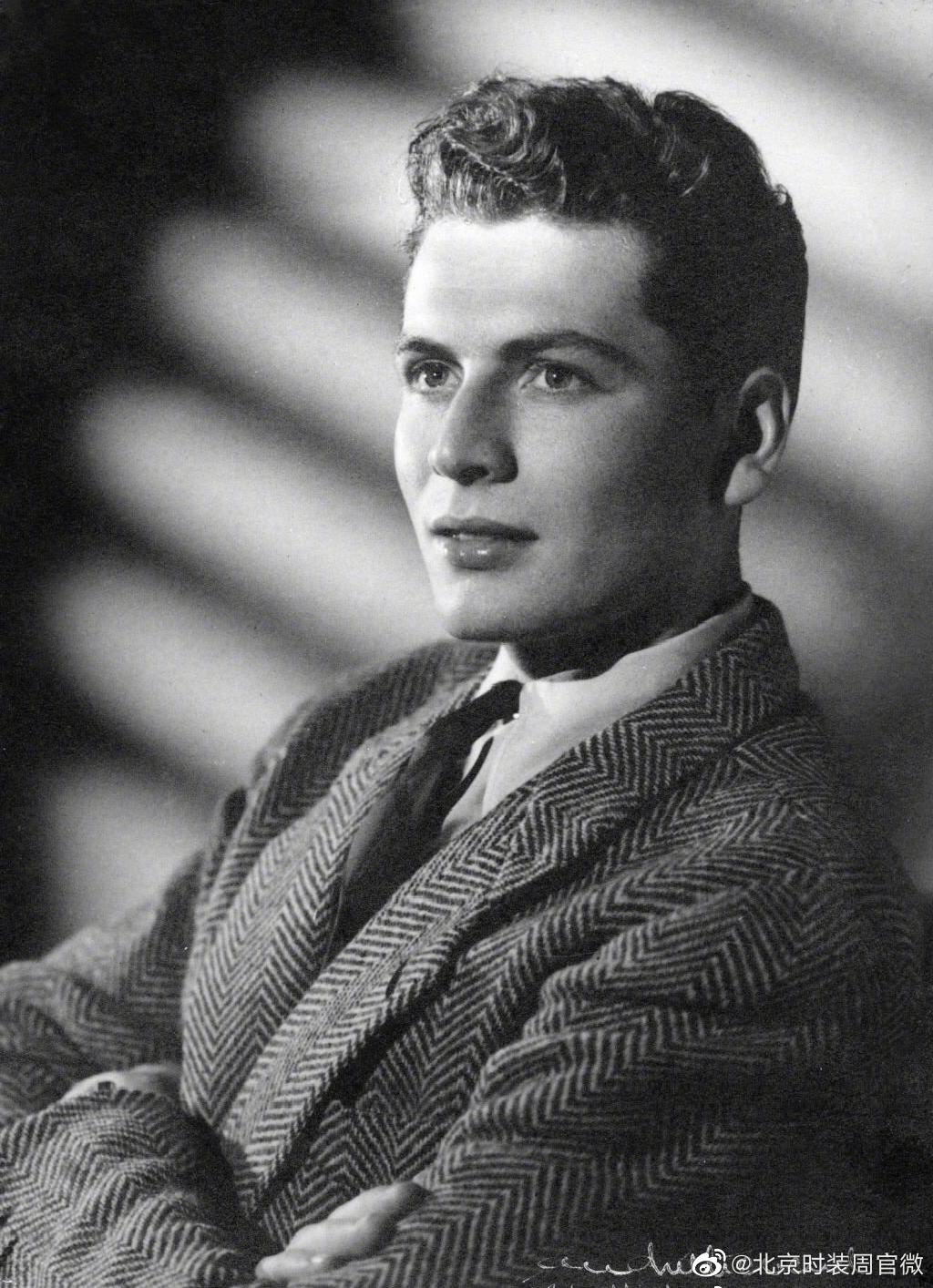 法国著名时装设计师皮尔卡丹去世1979年3月19日