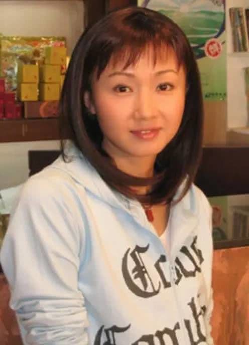 保剑锋和黄慧颐相恋时,他在圈内名气平平,但黄慧颐要比他年长7岁,早在