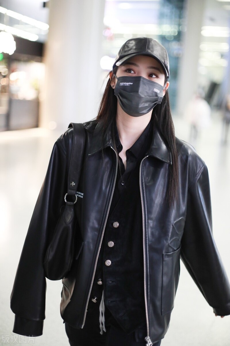 欧阳娜娜一袭黑色穿搭现身机场,黑色小皮衣是甜酷女孩一枚
