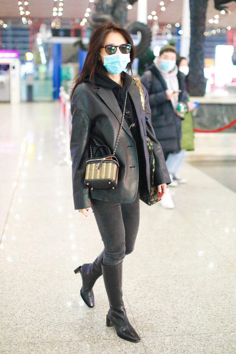 许久未见的熊乃瑾现身机场,一袭黑色穿搭,很有御姐范