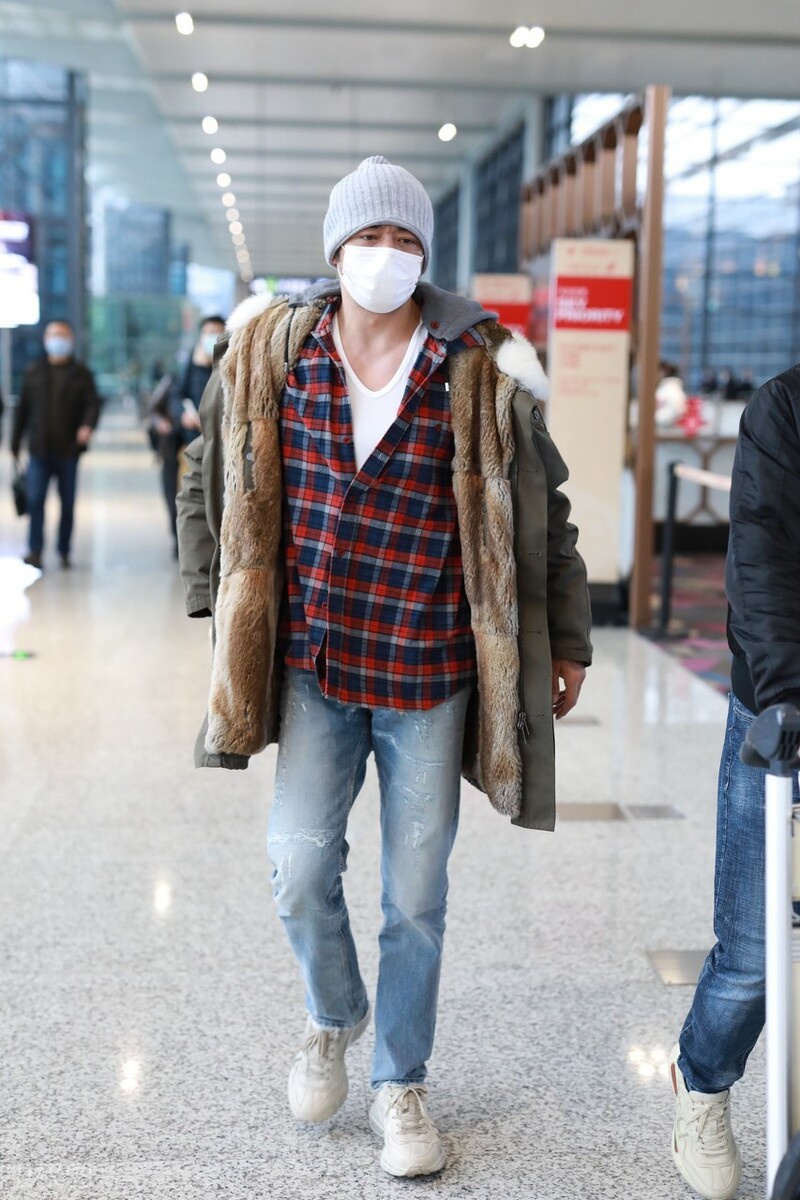 杨烁穿搭格子衬衫搭配羊羔绒外套现身,一袭穿搭帅气十足