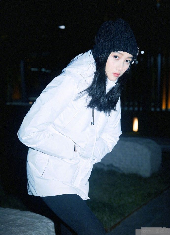 关晓彤军大衣裹羽绒服这大概是对今年冬天最大的尊重吧