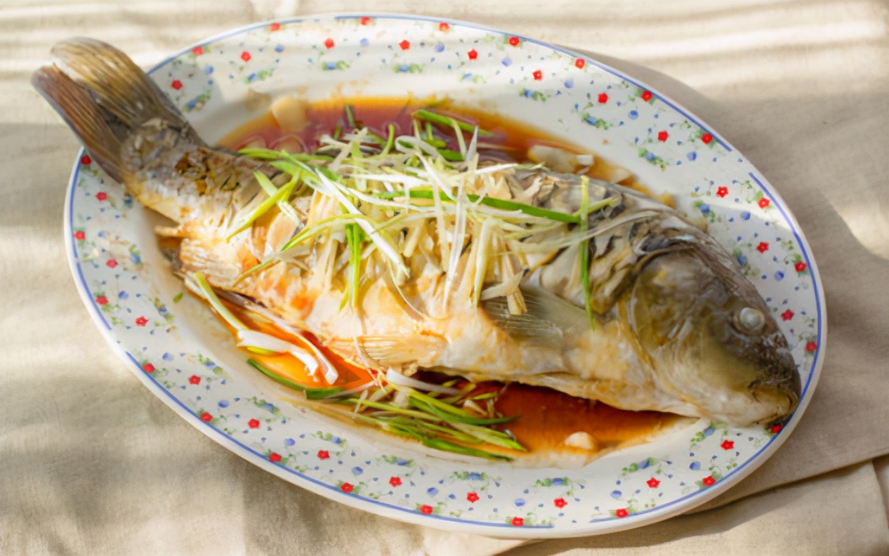 做清蒸鱼,谨记"2不放",鱼肉蒸好不柴不腥,又鲜又嫩又香