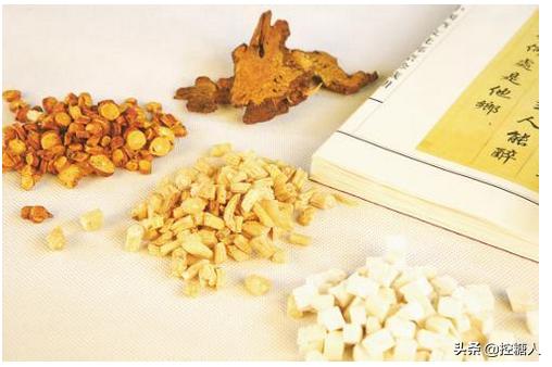 的内寒外热:先清表热为主,再补脾肾阳虚为辅,可服用连翘散合桔梗汤