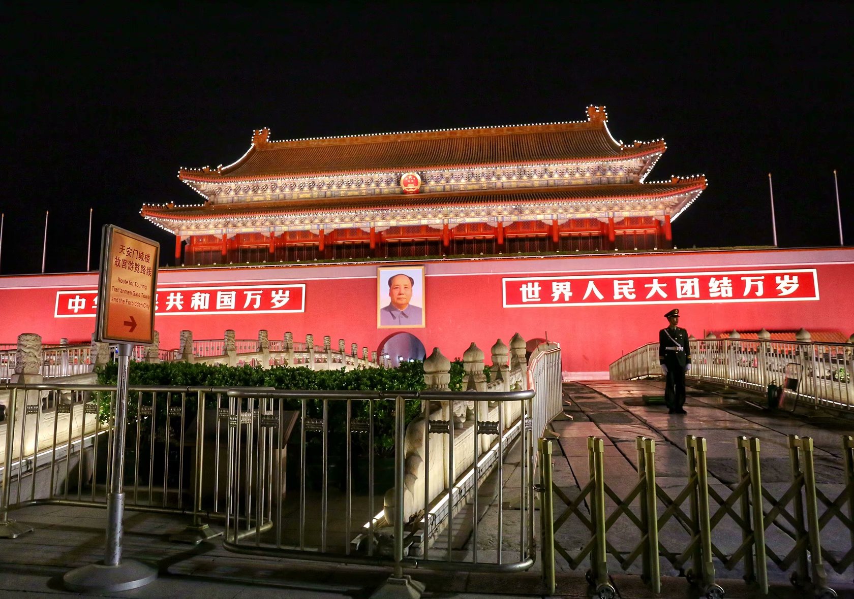 中国最有名的门，曾经是皇帝颁发诏书之地，如今被设计入国徽|天安门|国徽|皇帝_新浪新闻