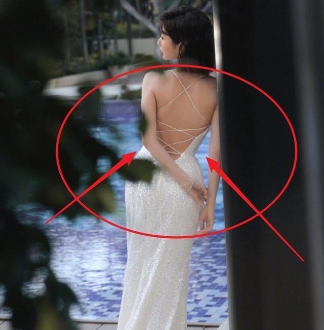 港风辣妹上线!毛晓彤大露美背,穿着开叉长裙亮相,这身材绝了