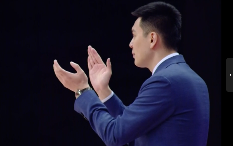 辽宁首节轰17-4暴打山东,郭艾伦手肘肿大场边治疗,杨鸣鼓掌