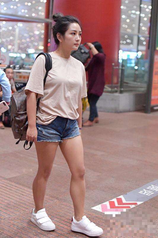 何洁失业了穿的寒酸,出门披头散发也不打扮,邋里邋遢的