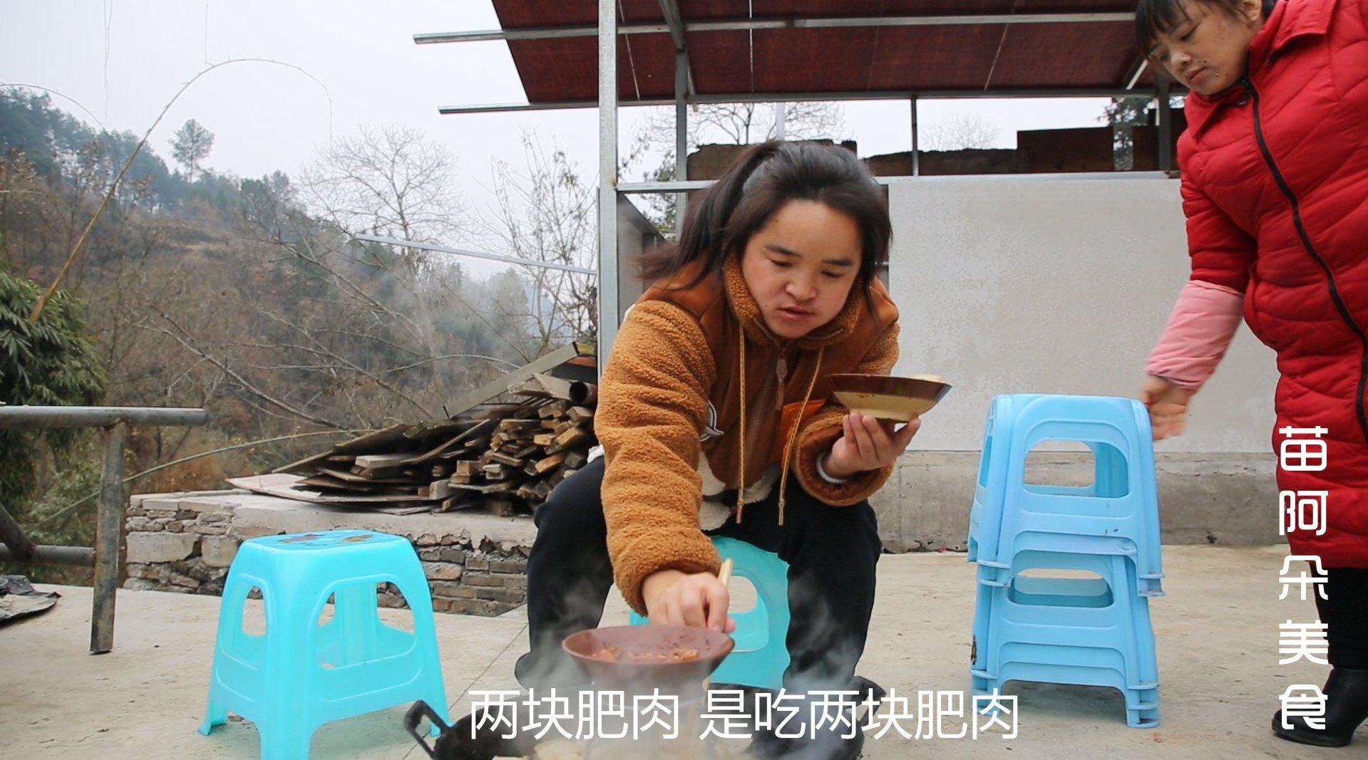 苗大姐年味浓浓,全村来吃杀猪饭,大白肥猪要出锅